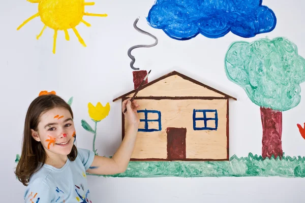 Girl painting on wall — Stock Photo, Image