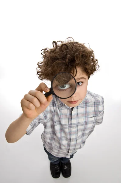 Niño mirando a través de lupa — Foto de Stock