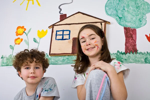 Niños pintando en la pared —  Fotos de Stock