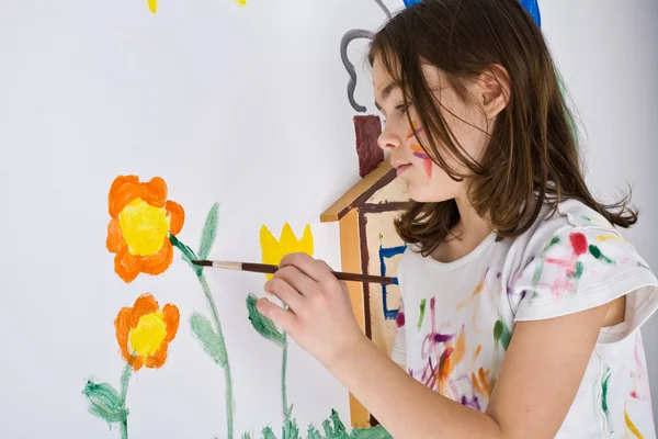 Дівчина малює на стіні — стокове фото