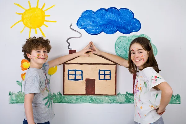 Enfants peignant sur le mur — Photo