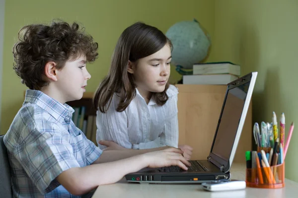 Kinder nutzen Computer zu Hause — Stockfoto