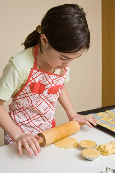 年轻女孩烘烤饼干 — 图库照片