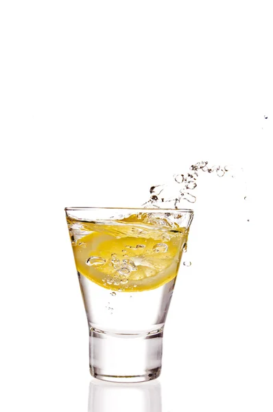 Lemon splashing into martini glass — Stock Photo, Image