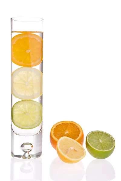 Citrom, a narancs és a lime pohár vizet — Stock Fotó