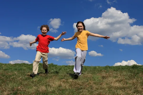 Dzieci, bieganie, skakanie na zewnątrz — Zdjęcie stockowe