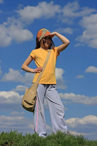 Chica corriendo en el prado verde contra el cielo azul —  Fotos de Stock