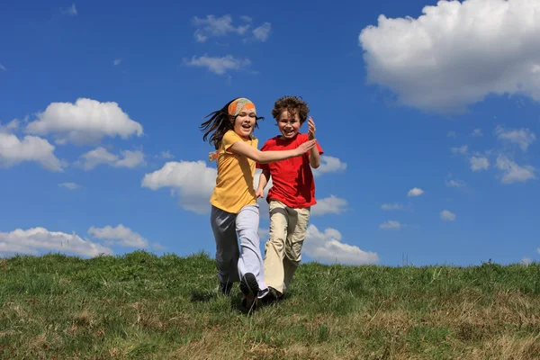 Niños corriendo, saltando al aire libre — Foto de Stock