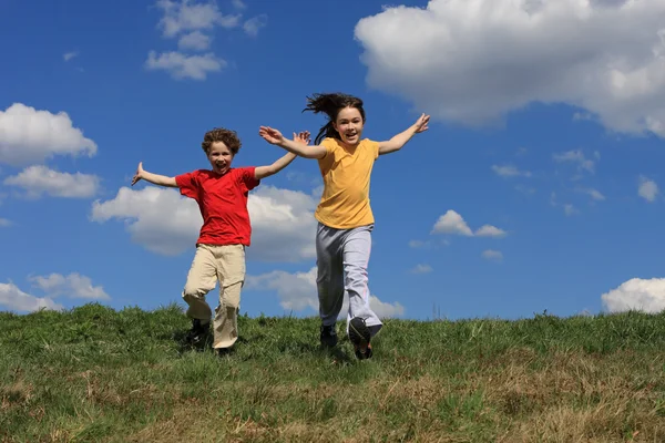 Crianças correndo, pulando ao ar livre — Fotografia de Stock