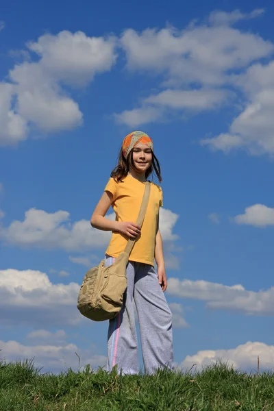 Mavi gökyüzü yeşil çayır üzerinde çalışan kız — Stok fotoğraf