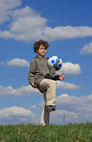 Garçon jouer au football — Photo