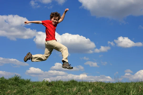 Мальчик прыгает на улице — стоковое фото
