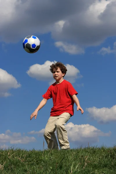 Chlapec hraje fotbal — Stock fotografie
