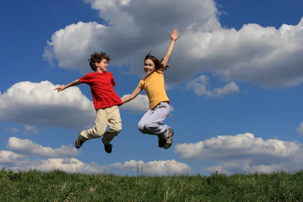 実行、ジャンプ、屋外の子供たち — ストック写真