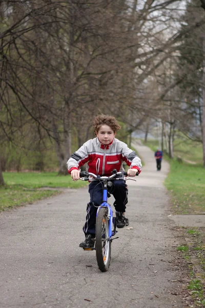 Menino ciclismo — Fotografia de Stock