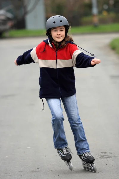 Junges Mädchen auf Rollerblades — Stockfoto