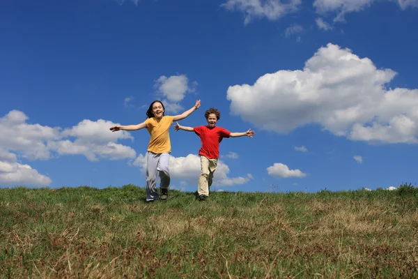 Kinderen lopen, springen buiten — Stockfoto