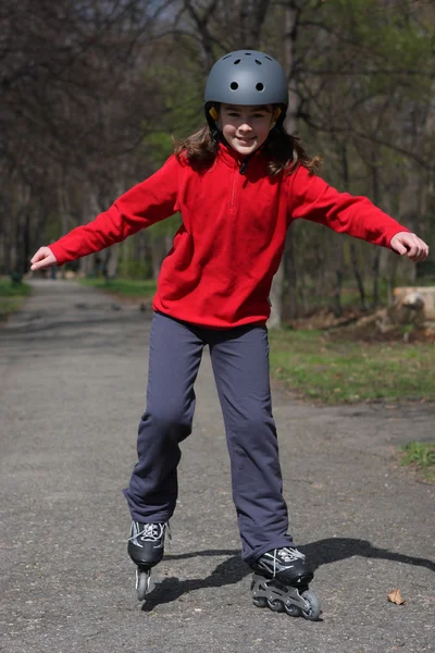 Chica joven en patines —  Fotos de Stock