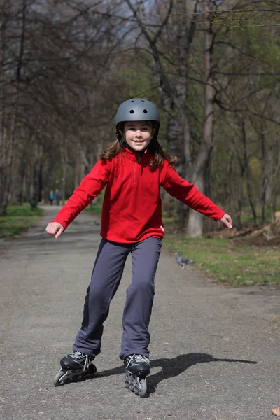 Jong meisje op roller blades — Stockfoto