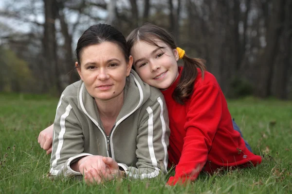 Mamma med dotter i park — Stockfoto