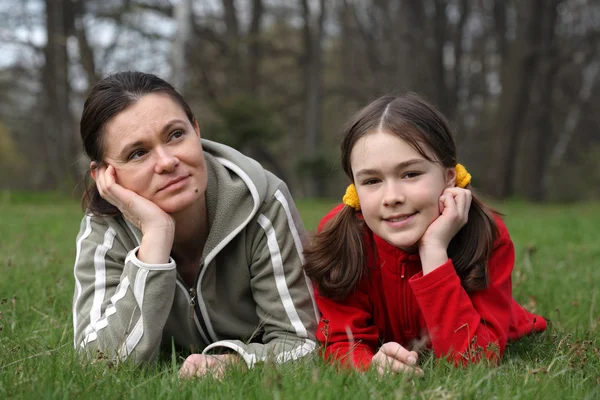 Mamma med dotter i park — Stockfoto