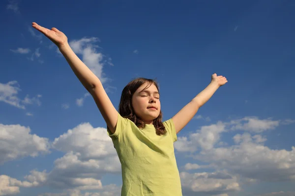 Ragazza che salta sul prato verde — Foto Stock