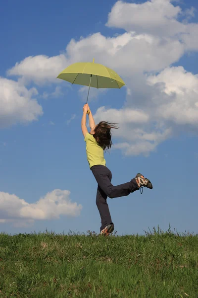 Girl jumping on green meadow — Stock Photo, Image