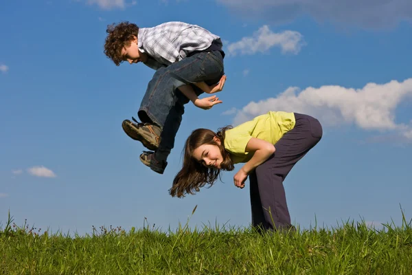 Niños corriendo, saltando al aire libre — Foto de Stock