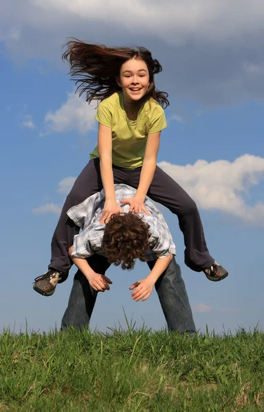 実行、ジャンプ、屋外の子供たち — ストック写真