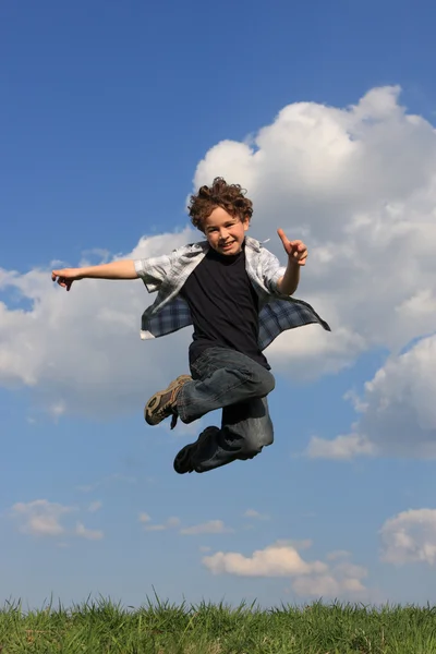 Chłopiec skacze na zewnątrz — Zdjęcie stockowe
