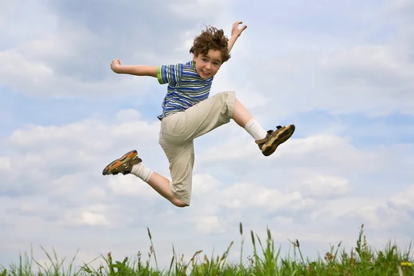 야외에서 점프 하는 소년 — 스톡 사진
