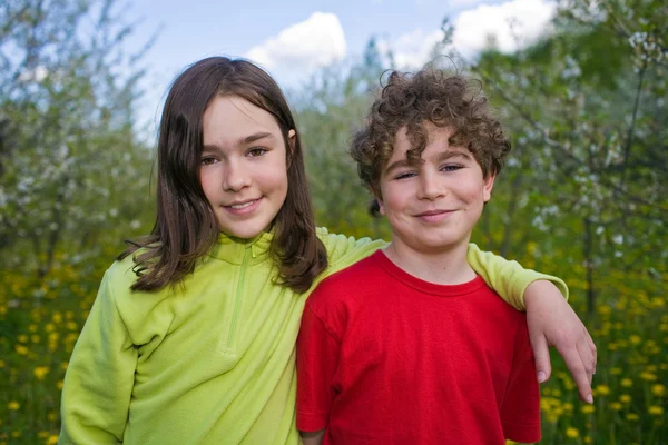 Kinderen lopen op groene weide — Stockfoto