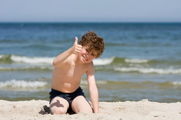 Niño jugando en la playa —  Fotos de Stock