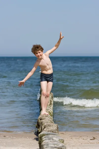 Menino brincando na praia — Fotografia de Stock
