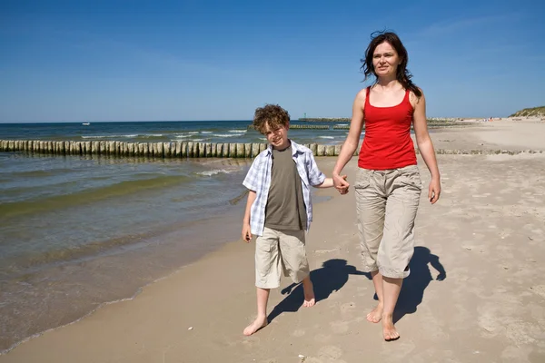 母と息子のビーチで遊んで — ストック写真