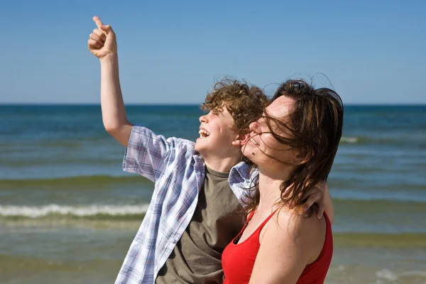 Madre e hijo jugando en la playa — Foto de Stock