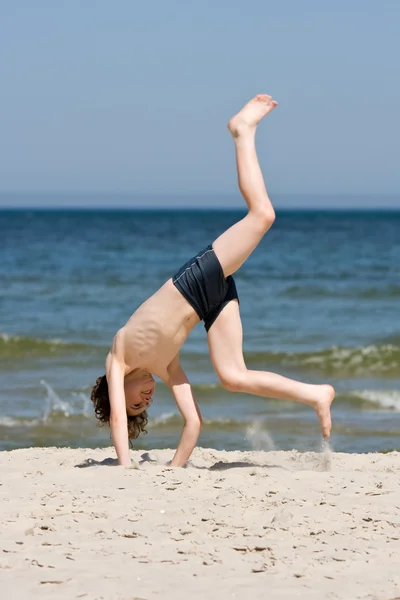 Ragazzo saltare sulla spiaggia — Foto Stock