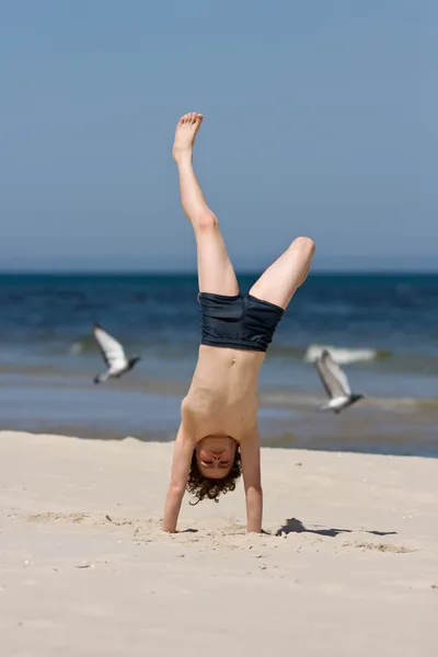 男孩跳上海滩 — 图库照片