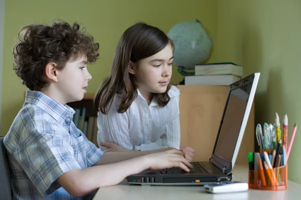 Kids using computer at home — Stock Photo, Image
