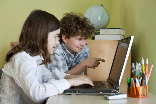 Kids using computer at home — Stock Photo, Image