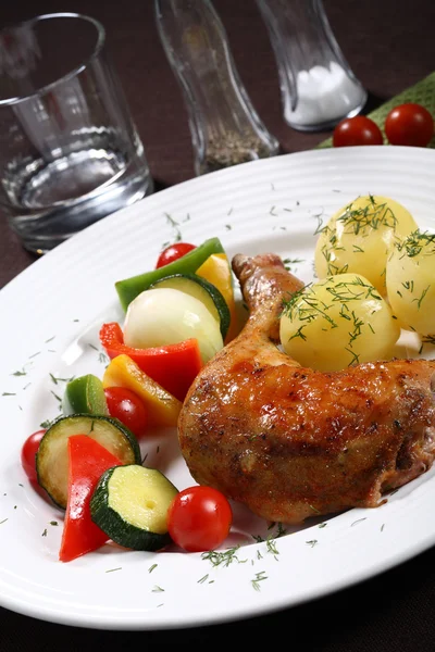 Pečené kuřecí stehno a zelenina — Stock fotografie