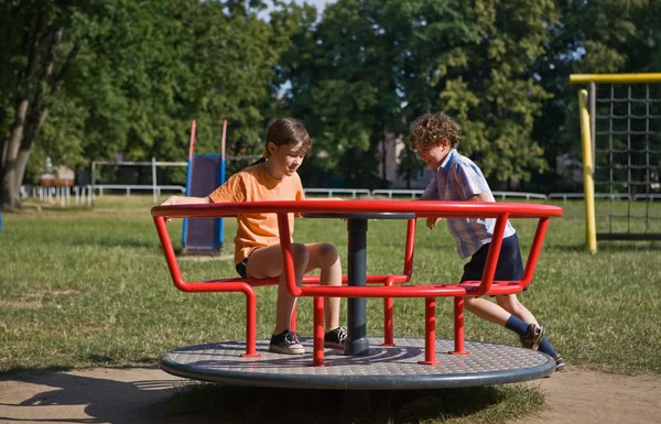 Crianças brincando no parque — Fotografia de Stock