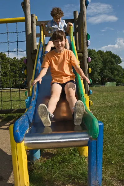 Crianças brincando no parque — Fotografia de Stock