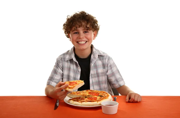 Junge isst Pizza — Stockfoto