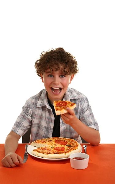 Хлопчик їсть піци — стокове фото