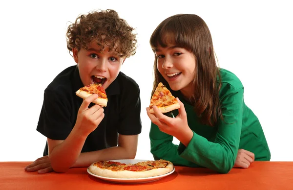 Dzieci jedzenie pizzy — Zdjęcie stockowe