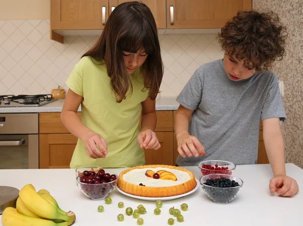 Kinderen voorbereiden fruitige taart — Stockfoto