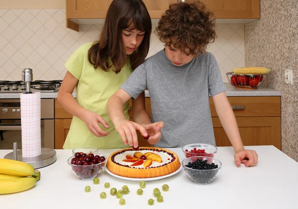 Kinder bereiten fruchtigen Kuchen zu — Stockfoto
