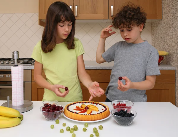 Kids preparing fruity cake — Stock Photo, Image
