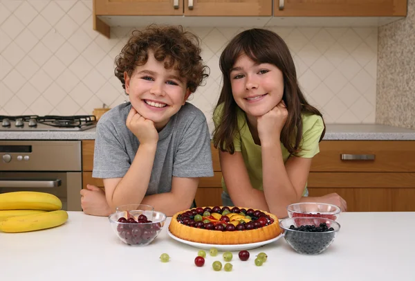 Bambini che preparano torta fruttata — Foto Stock